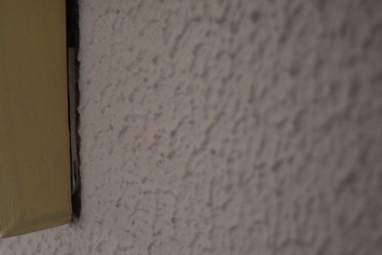 How Much Can Command Strips Hold? Weight Limit Explained » Comfy Bedrooms